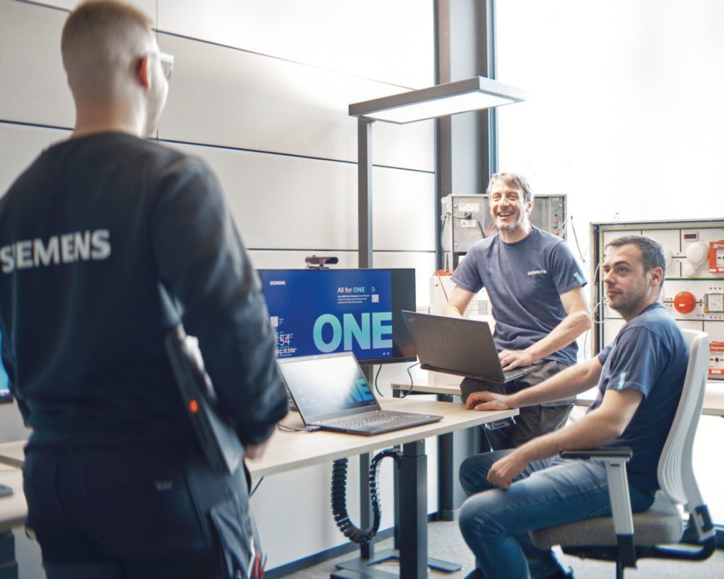 Personen bei der Arbeit am neuen Siemens Standort in Hohenems.